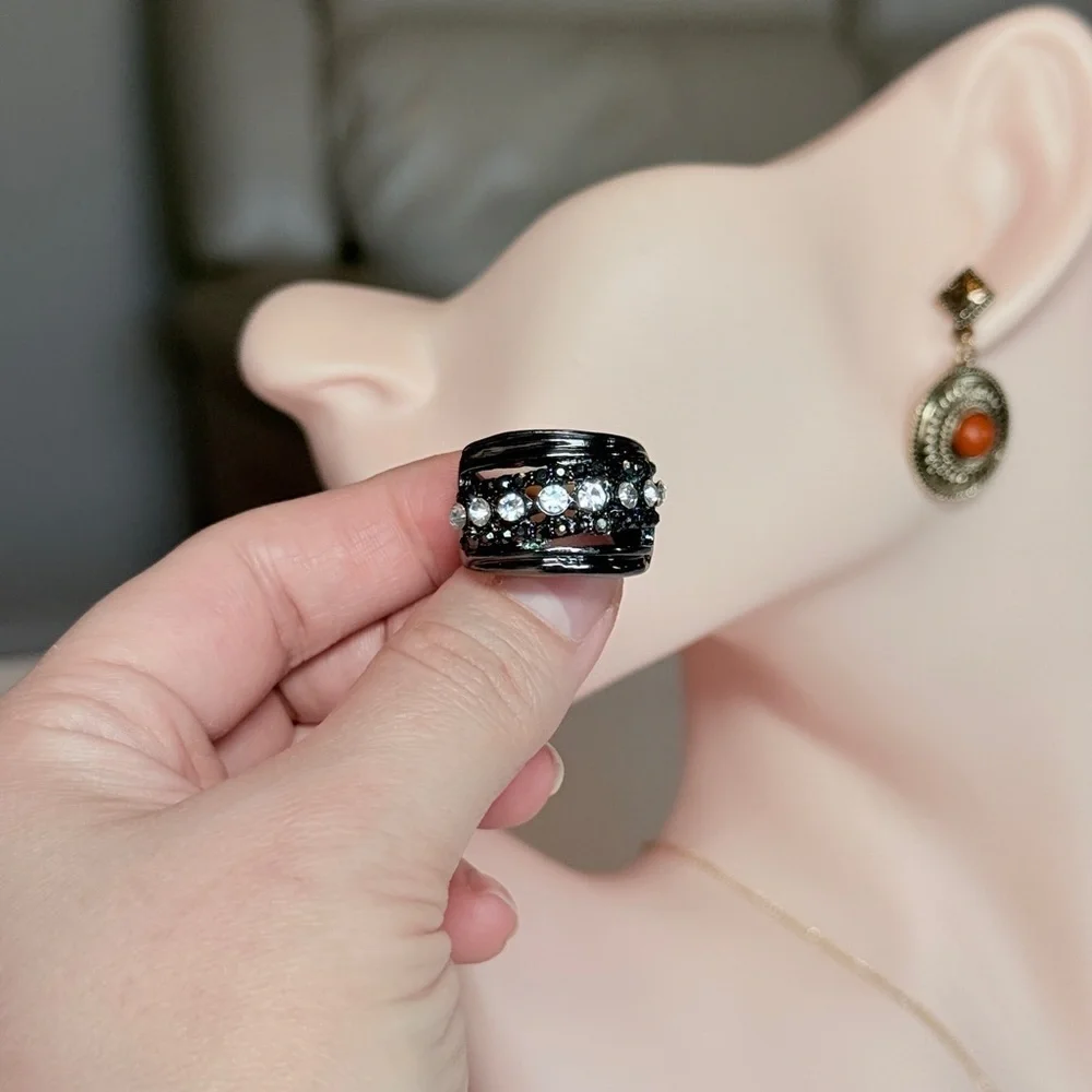 ⚜️ Elegant Black and Silver Crystal Ring